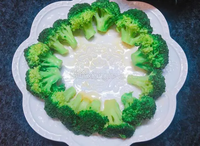 关火后摆盘，将西兰花捞出摆成一个圆