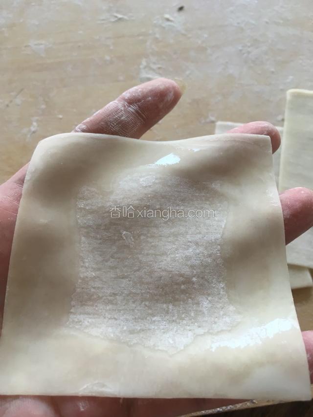取一张皮放在手里，四边抹水