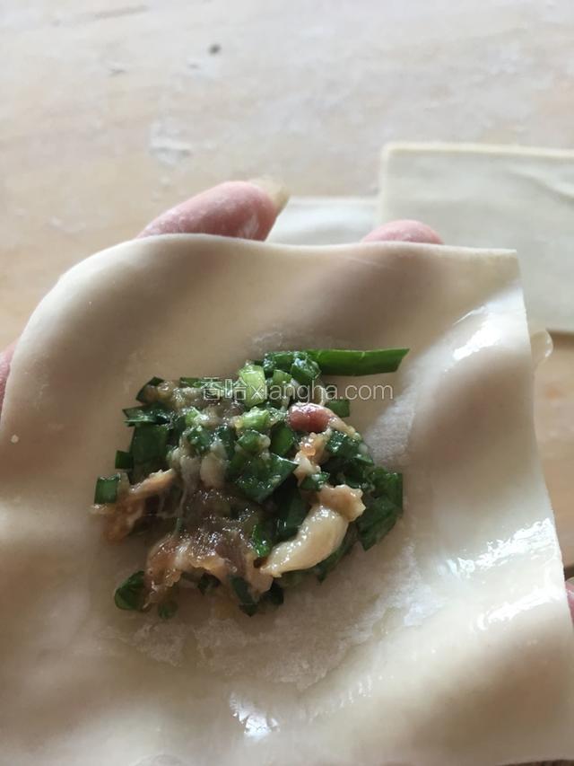 把馅料放在皮的中间