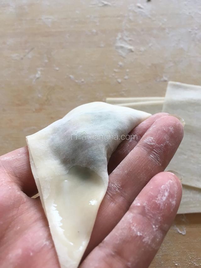 在一个侧角摸上一些水