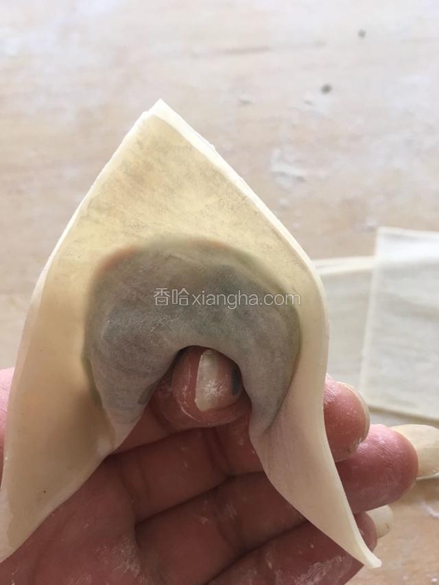 用一个手指从三角形的中间使它弯曲