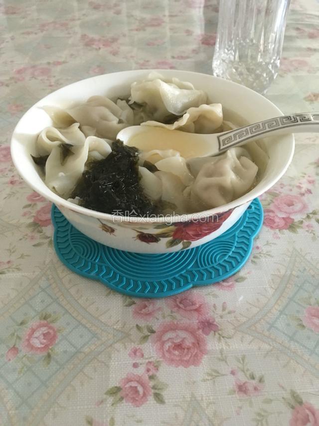 配上香菜紫菜和蛋皮汤，美味就可以享用了