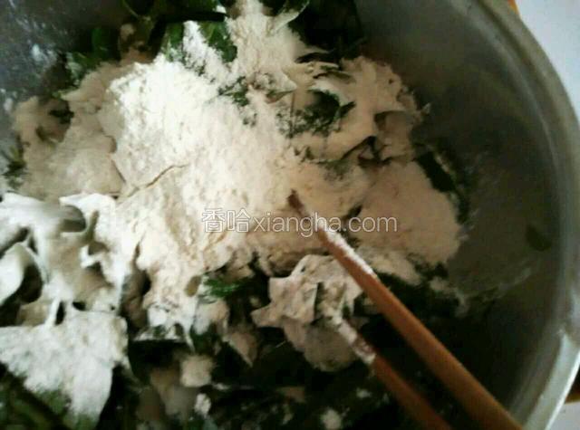 加面粉适量，拌匀～使每片叶子都能均匀的沾上面粉