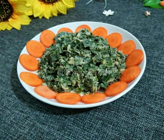 十分钟后出锅装盘！用胡萝卜片稍做装饰