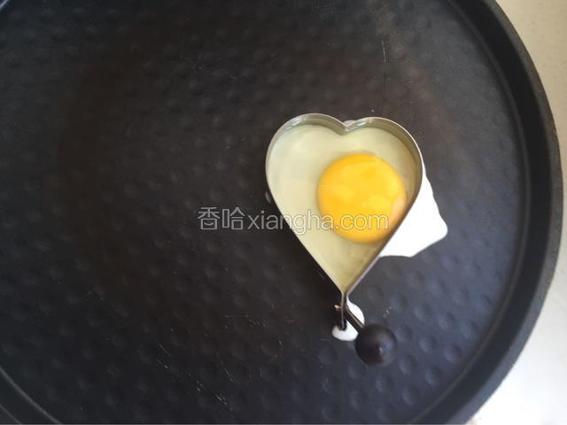 电饼档烧热，放上煎蛋模具，把蛋打进去煎熟