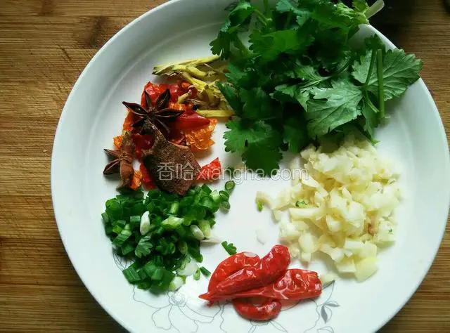 葱切碎，香菜切断，干红椒留几个不切剩下的切段，姜切丝，蒜切料，八角桂皮洗净