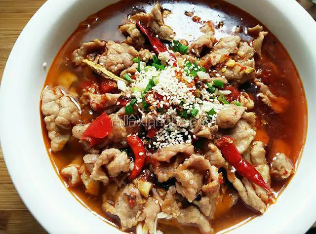 将肉片上依次放入剩下的蒜，辣椒粉，葱花和白芝麻