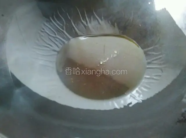 锅中烧油，油烧的开始冒烟