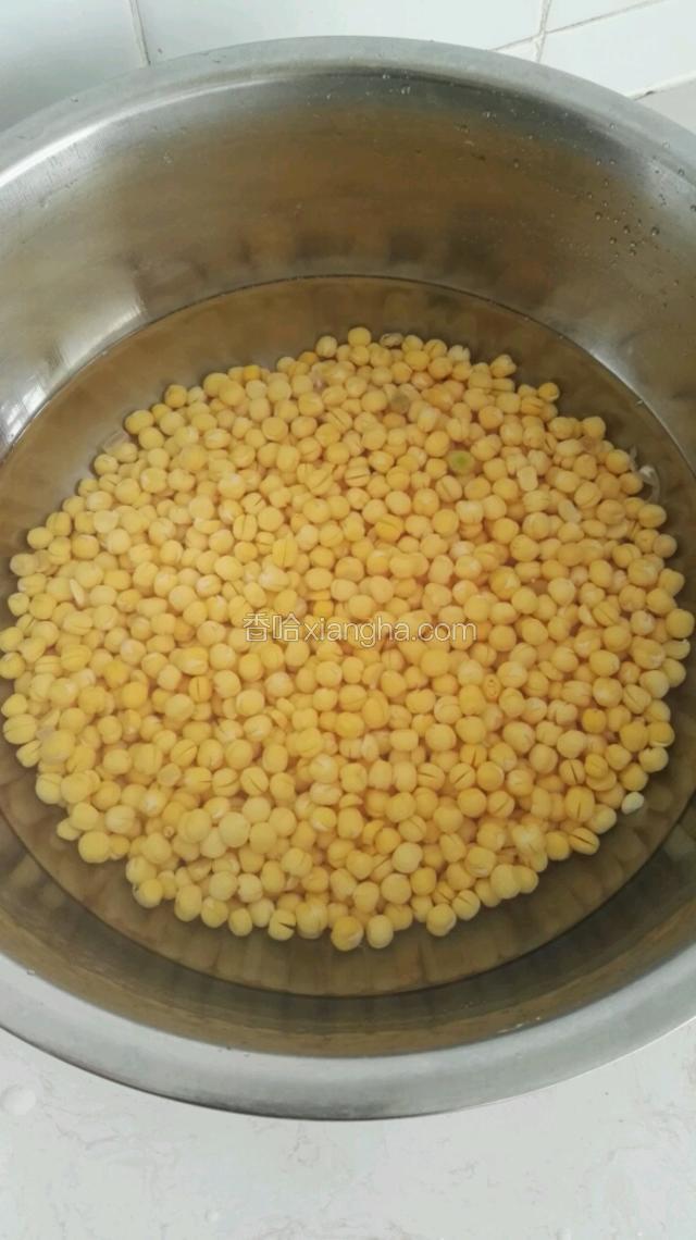 将干豌豆冲洗干净，放入水中浸泡一下午，水要多一点。