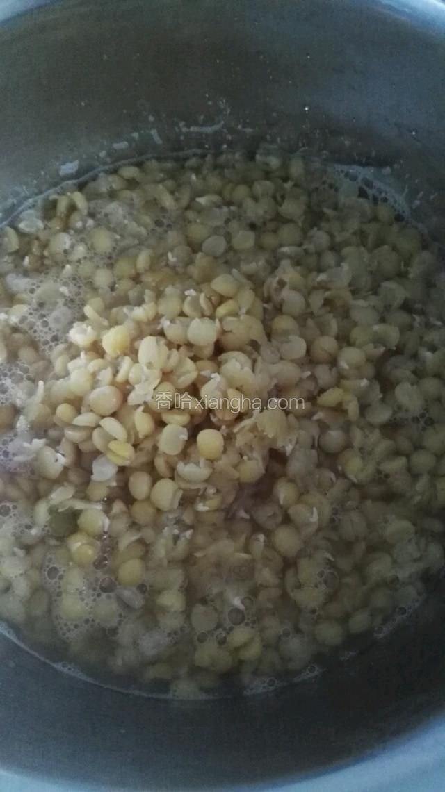 将浸泡好的干豌豆洗净，捞出里面的豌豆皮。多放一些水，放锅里面煮，煮至软烂，可以轻松压碎即可。