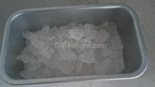 放入冰糖，再继续煮，煮至冰糖融化。