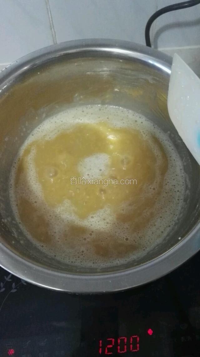 用刮刀按压碎，我没有料理机，所以没有那么细腻。将压碎的豌豆过筛，分成两部分。分别放在锅中加热，要小火一直搅拌至浓稠。用刮刀提起成片装掉落即可。