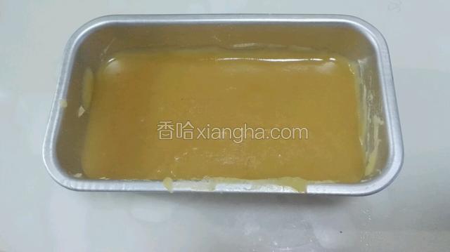 将熬好的豌豆倒入模具中，表面刮平，放入冰箱中冷藏至凝固。