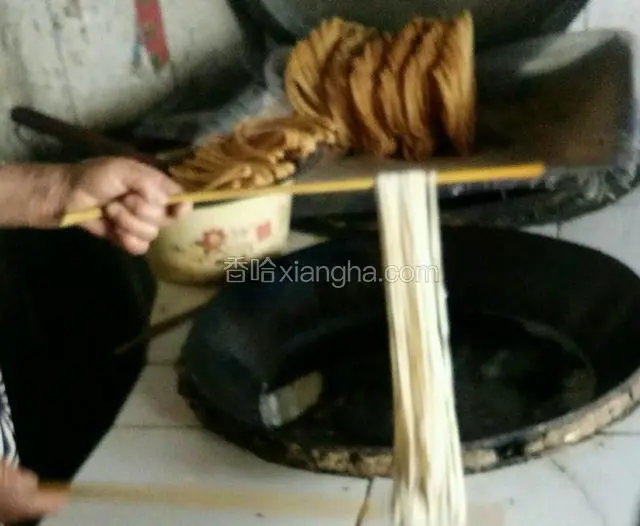 逛好的馓子如图用筷子撑住