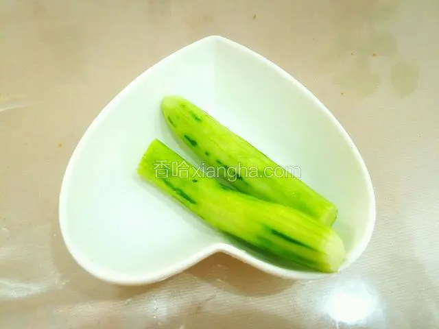 将黄瓜去皮。
