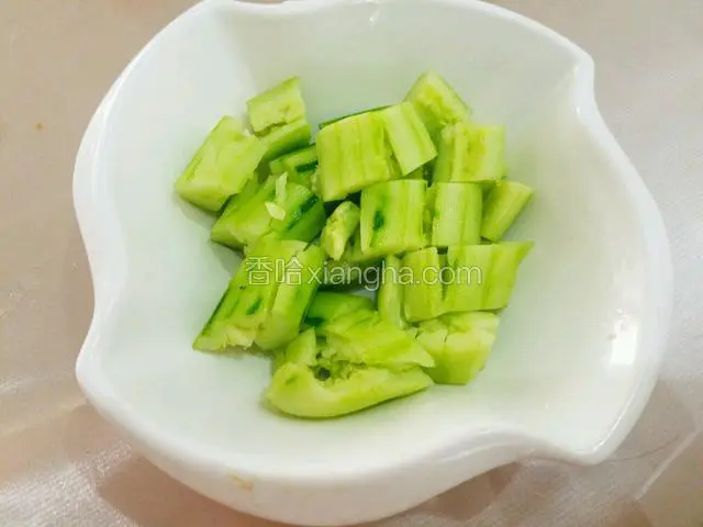 用刀将黄瓜拍开，再切成小段。
