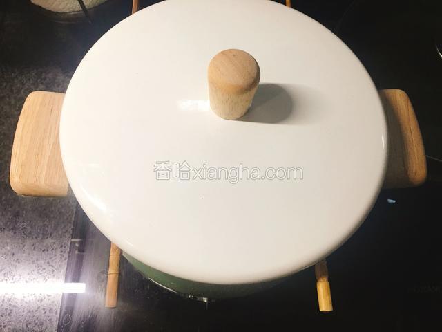 中间要时不时的搅拌一下，防止粘锅，筷子放在锅子上再盖盖子，防止溢锅。