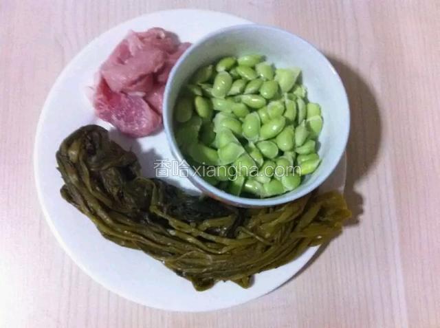 咸菜买回用冷水泡半小时后洗净，多洗几遍。毛豆米，肉洗净。毛豆米我是买剥好的，也可以自己买毛豆壳回来剥