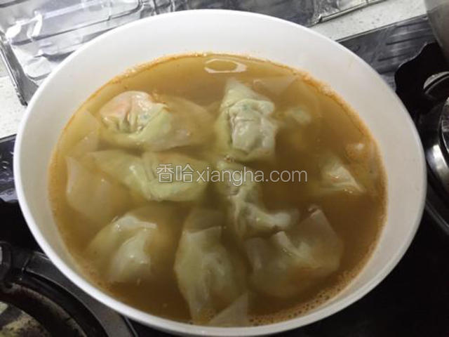 将虾头汤加入盐后过虑盛出，加入云吞
