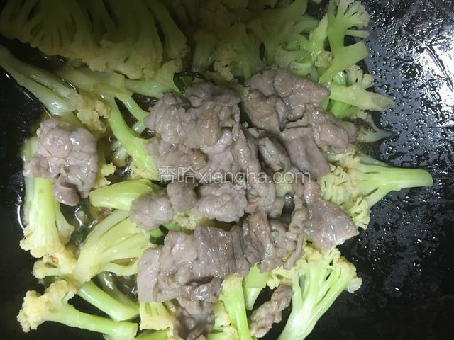 菜花快炒熟时加入肉片翻炒；