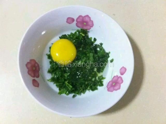 拿个大点的碗，将叶子和鸡蛋液放碗里，加入适量的冷水调匀