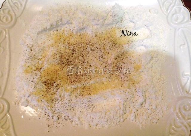 混合所有粉类，搅拌均匀。