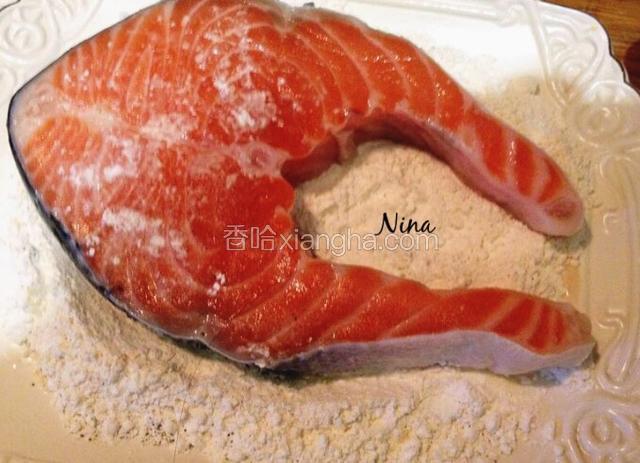 三文鱼两面都裹上薄薄一层粉。