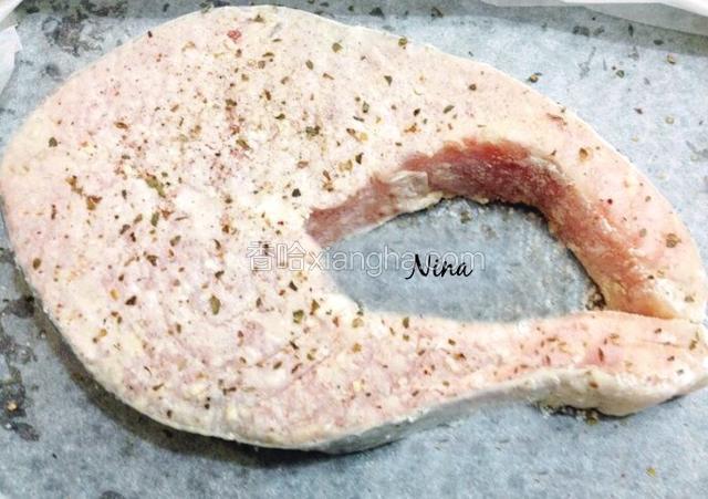 放入冰箱冷藏30分钟，让鱼入味。

提前预热烤箱200度。从冰箱取出腌好的三文鱼，表面撒少许披萨草和蒜末，入烤箱烤20分钟左右。