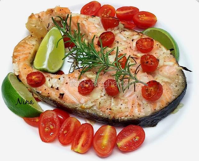 搭配蔬菜色拉摆盘享用吧。
Bon appetite.