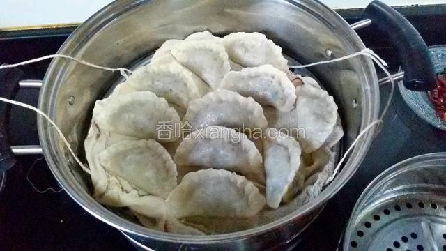 然后蒸锅烧开水，把大饺子放进去，大火蒸20分钟关火，关火后等上三四分钟再揭开锅。