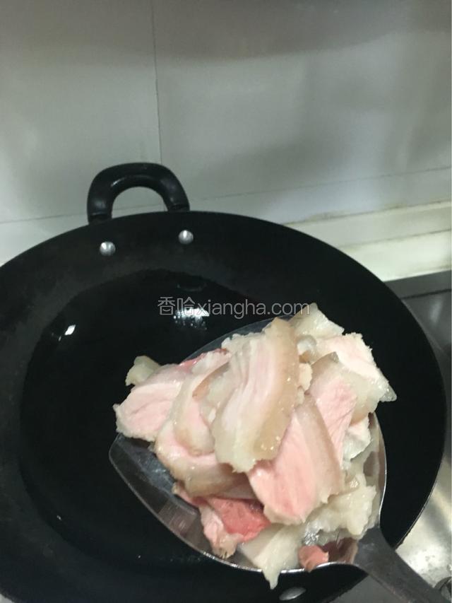 热油放先入半肥瘦的肉煸一下，再把剩下的瘦肉放进去炒