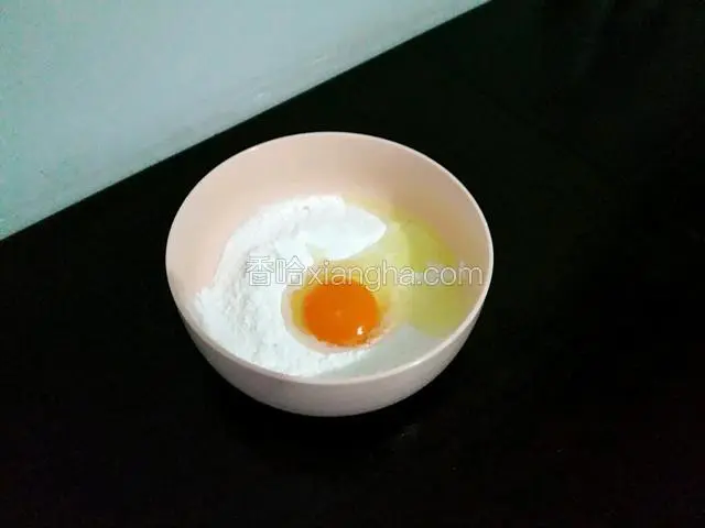 鸡蛋磕入糯米粉中