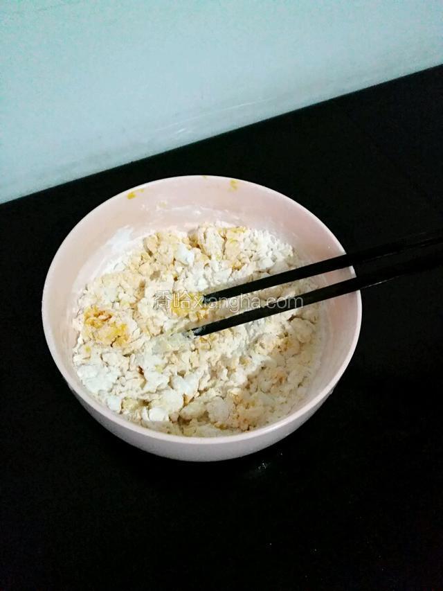 用筷子搅拌成絮状（我是一个鸡蛋正好把面和好，如果和不好可以稍加点水）