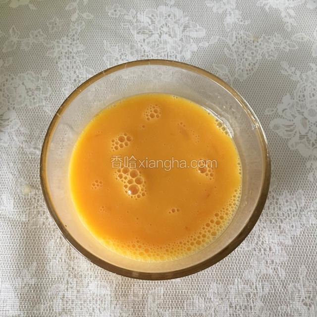 鸡蛋与水比例1:1，分三次加入，搅拌均匀，加入少许盐，白醋一滴去腥味