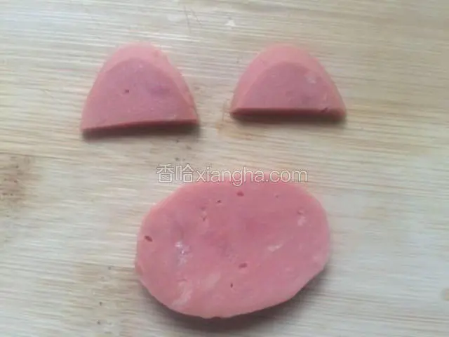 火腿肠切片，割成耳朵，鼻子，手脚