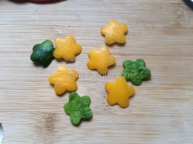 取哈密瓜皮和黄瓜皮用模具压成花，再添点西瓜更好看