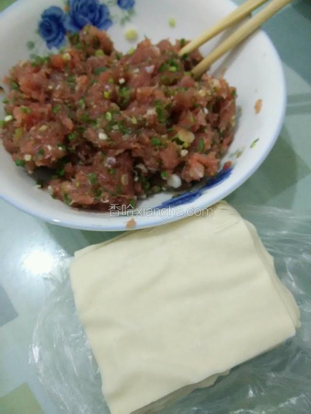 将剁好的肉沫放入盐，料酒，生抽，葱，香油搅匀