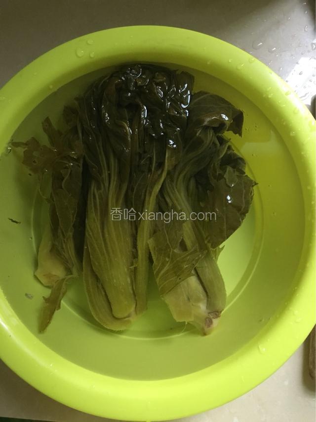 准备好酸菜，用清水多洗几次