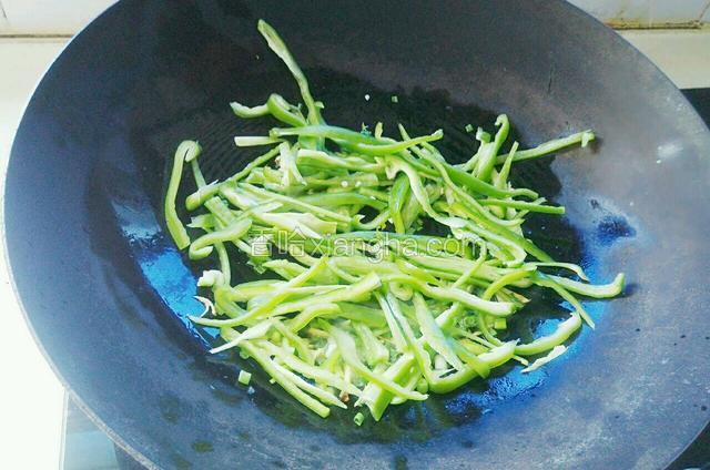 中火：然后再放青椒丝翻炒片刻