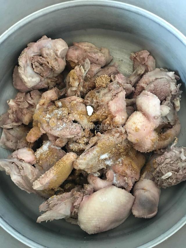 鹅肉过沸水抄熟清洗干净。