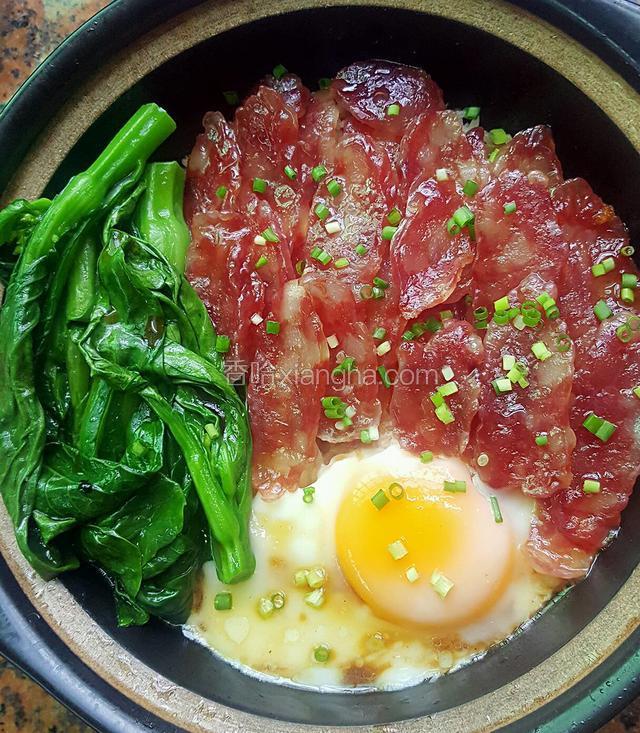 鸡蛋按个人喜欢程度煮，我是比较吃半生的鸡蛋的，喜欢香口的也可以煎单面蛋再放进饭里面