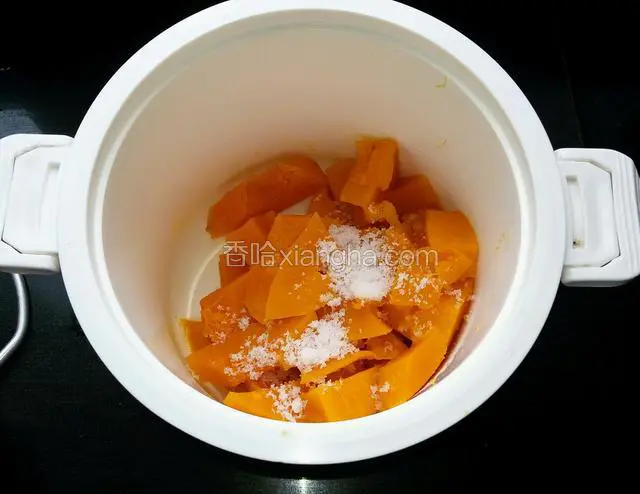 南瓜蒸熟以后趁热加入白糖摁成泥。