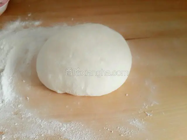和好面团醒20分钟。