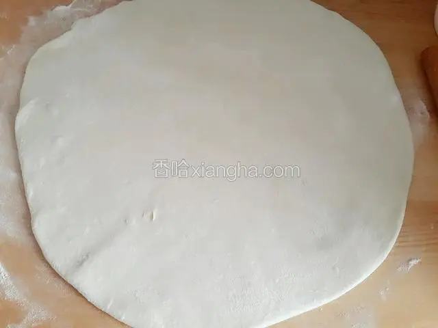 把醒好的面团揉好，擀成大圆饼皮。