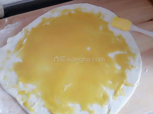 把拌好的油酥用油刷均匀的涂在面皮上。