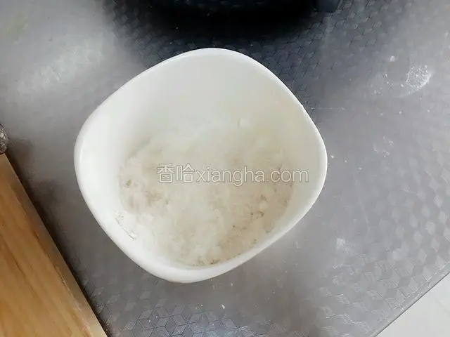 把糖放一碗里，加少许面粉是为了防止吃的时候汤糖烫到嘴哦。