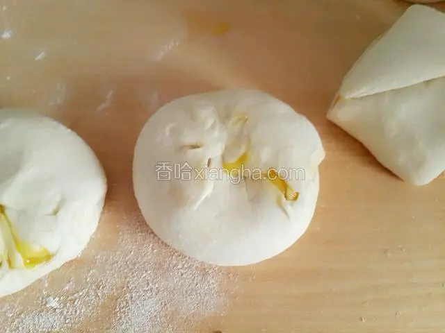 拿一个剂子把两头捏严。用手掌压一压。