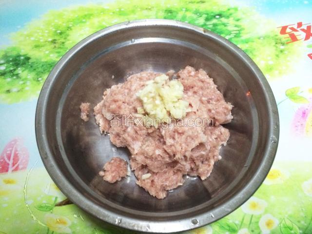 前腿肉去皮剁成肉馅，蒜剁成沫。