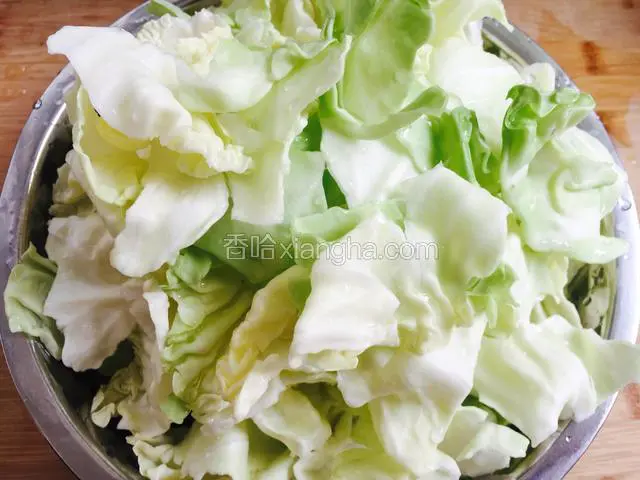 泡好后用手撕成小块，沥干水分。