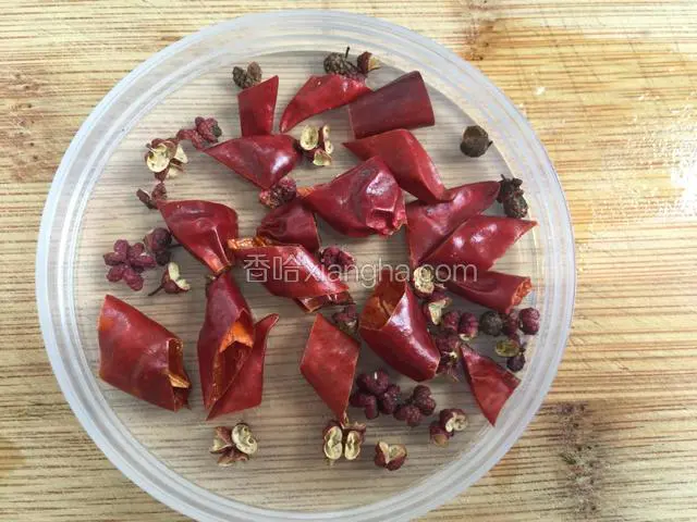 准备干辣椒段和花椒。